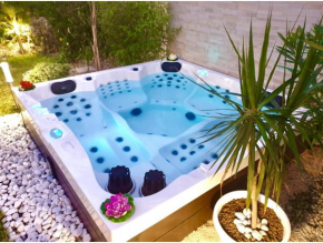 Spacious house with jacuzzi in Brancaleone Marina